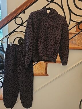 Comfrt Set- will fit womans Small Leopard Print Hoodie & Jogger Set - Black